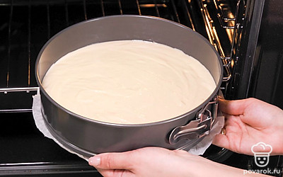 Начните выпекать бисквит на кефире в духовке. Для этого переложите готовое тесто в форму и выровняйте лопаткой. Поместите в духовой шкаф на 40 минут.