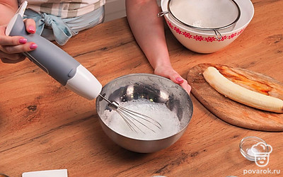 Превратите белки в пену. Для этого добавьте к ним соль и взбивайте миксером 4 минуты до тех пор, пока не образуется пышная мягкая масса