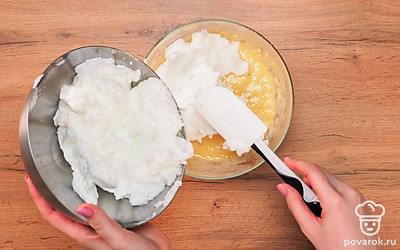 Соедините смеси. Для этого в тесто аккуратно и постепенно введите белки. Масса должна получиться густой. В конце добавьте банан и все тщательно перемешайте.