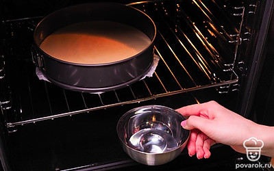 Перелейте тесто в форму и поставьте ее в духовку на средний уровень.Выпекайте 40–45 минут. После выключения оставьте бисквит внутри, чтобы он немного остыл.