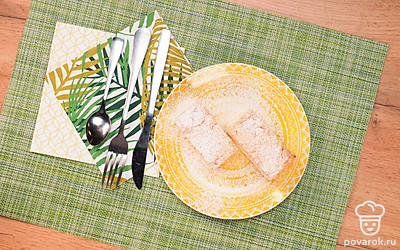 Посыпьте готовый банановый бисквит сахарной пудрой. Распределите ее равномерно. Нарежьте бисквит на кусочки. Их можно выложить на красивое большое блюдо или отдельные тарелки.