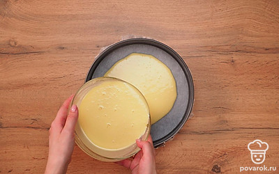 Приступите к завершающему шагу из рецепта влажного бисквита. В приготовленную ранее смесь добавьте теплое молоко и масло. Снова взбейте. Тесто переложите в форму, поставьте в духовку. Выпекать нужно 30 минут.