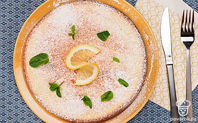 Влажный бисквит будет выглядеть более презентабельным, если посыпать его верхушку сахарной пудрой. Даже минимальное количество ингредиента способно преобразить выпечку.