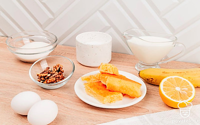 Из лимона выжмите сок. Грецкие орехи очистите. Разогрейте духовку до 100⁰С.