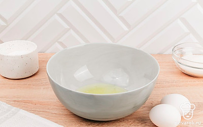 Сначала приготовьте безе. Аккуратно разбейте яйца и тщательно отделите белки от желтков.