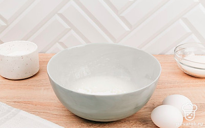 Белки взбейте миксером до состояния острых пиков. Добавьте лимонный сок и взбейте еще раз.