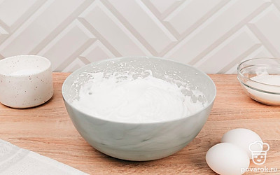 Постепенно введите в белки 100 г сахара, не прекращая взбивать.