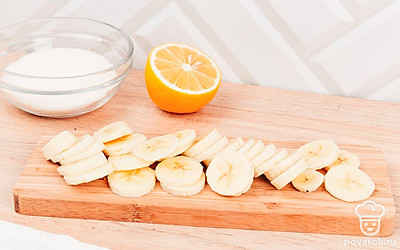 Подготовьте ингредиенты для десерта. Грецкие орехи измельчите, бисквит и охлажденное безе покрошите произвольно, банан нарежьте кружочками.