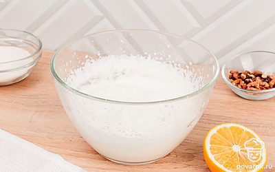 Теперь в миске взбейте сливки до состояния пиков. Частями введите оставшийся сахар и взбейте еще раз.