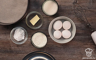 Просейте муку через сито 3-5 раз. Помойте яйца с мылом и хорошо их вытрите. Отделите белки от желтков. Для этого разбейте яйцо пополам над емкостью и переливайте желток из одной половины в другую. Так белок стечет сам. Дно формы застелите пергаментом, бока смажьте сливочным маслом. Разогрейте духовку до 180 градусов. Подготовьте миксер.