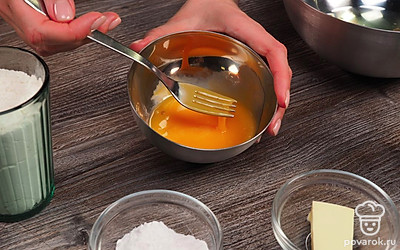 Залог воздушного бисквита — это яйца нужно консистенции. Желтки взбейте вилкой для однородности. Белки взбивайте в отдельной емкости миксером минут 5 до появления легкой пены.