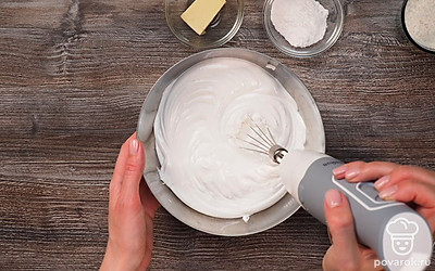 Взбивайте белки до тех пор, пока масса не станет густой и плотной. Как сделать это? Не прекращая взбивать белки, постепенно добавляйте сахар.