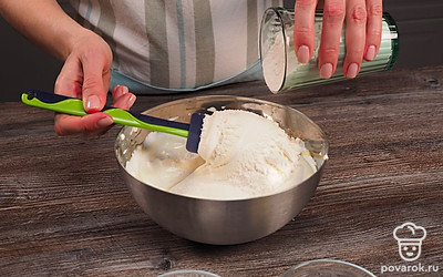 Постепенно введите муку. Согласно этому рецепту воздушного бисквита, добавлять ее нужно понемногу, перемешивая смесь лопаткой снизу вверх.