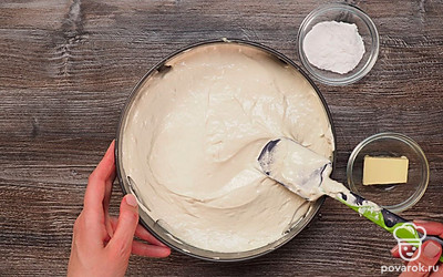 Завершите приготовление бисквита в домашних условиях. Отправьте тесто в форму и поместите в духовку на 30 минут.