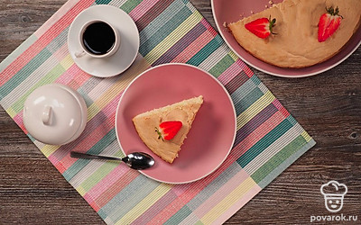 Подачу обыкновенного бисквита можно сделать более эффектной. Для этого используйте сахарную пудру. Распределите небольшое количество данного ингредиента по всей поверхности бисквита. Нарежьте десерт на кусочки одинакового размера.