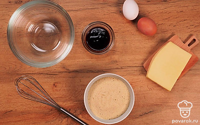 Подготовьте все необходимые ингредиенты, 2 отдельные емкости (для панировочных сухарей и для яичной смеси), венчик.