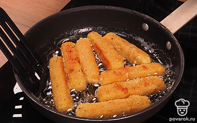 Нарежьте сыр ломтиками 1-1,5 см. Вбейте яйца в миску. Хорошенько взбейте их венчиком. В отдельную миску насыпьте панировочные сухари.