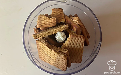 Печенье измельчите в мелку крошку. 