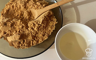 Масло растопите и перемешайте с крошкой из печенья. 