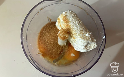 В миксер поместите сыр, творог, сахар и яйцо. 