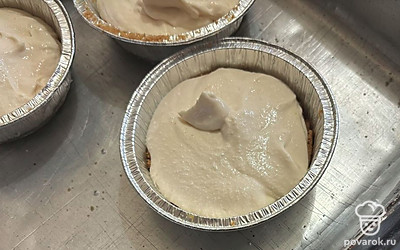 Распределите творожную массу по формам. 