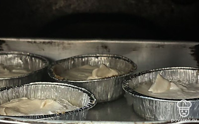 Отправьте чизкейки у духовку на 1 час при 160 градусах. 