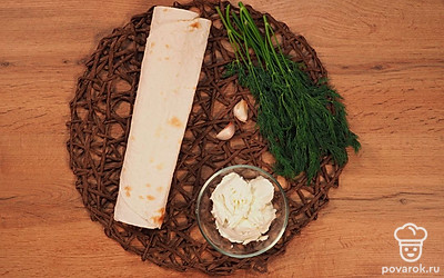 Промойте зелень под проточной водой, просушите бумажным полотенцем и мелко нарубите. Чеснок очистите и тоже измельчите.