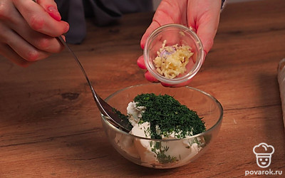 Приготовьте начинку. В миску добавьте зелень, сыр и чеснок. Хорошо перемешайте.