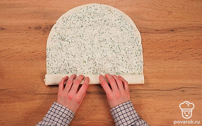 Сделайте рулет с зеленью. Расстелите лист лаваша. Распределите по нему начинку и сверните.