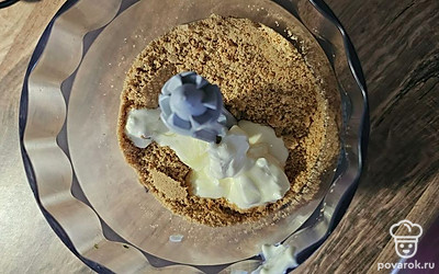 Печенье сложите в блендер, измельчите. Добавьте растопленный маргарин. Хорошо перемешайте. 