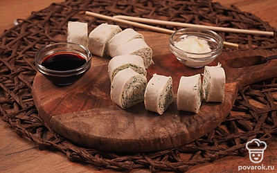 Перед подачей нарежьте рулет и выложите на красивое блюдо.