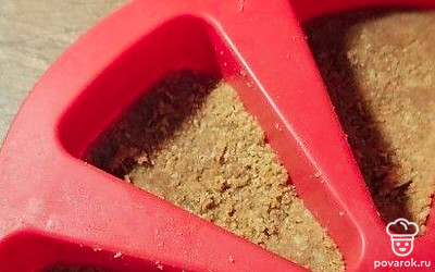 Выложите смесь в форму. Можете в целую, а можете в порционную форму. Утрамбуйте печенье.