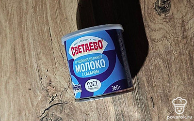 Приготовьте молочную смесь. Желатин залейте небольшим количеством воды. Оставьте набухать. В сметану добавьте сгущенное молоко и часть желатина. Хорошо перемешайте. 