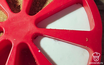 Вылейте молочную смесь на печенье. Уберите в холодильник на 20 минут.