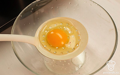 Вылейте яйцо на сито, чтобы избавиться от лишней жидкости, сделайте ложкой в воде воронку и аккуратно поместите в нее яйцо. Варите в течение 2 минут.