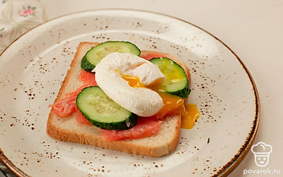 Подавайте, чуть присыпав солью и перцем.