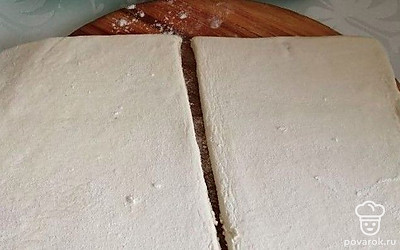 Слоеное тесто раскатайте. Отрежьте 2 равных прямоугольника.