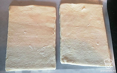 Выложите тесто на противень. Выпекайте в духовке при 180 градусах 20 минут.