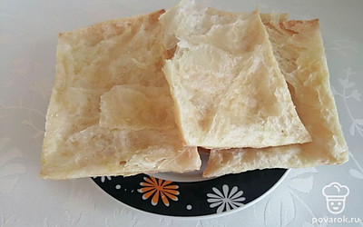 Остывшие коржи разберите на слои.