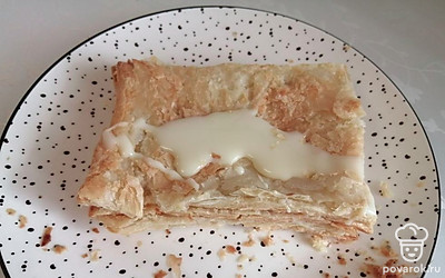 Каждый слой промажьте сгущенным молоком.