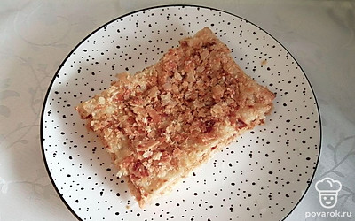 Пирожное обсыпьте крошкой. Уберите в холодильник на 1 час.