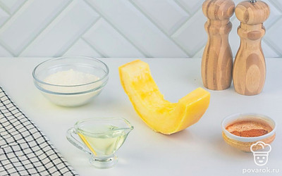 Тыкву помойте, просушите бумажным полотенцем, очистите, удалив семяна и плодоножку. Муку просейте через мелкое сито.