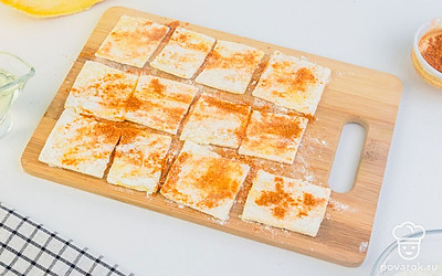 Тыкву нарежьте на тонкие пластинки, посыпьте мукой и приправьте специями.