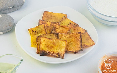 Разогрейте глубокую сковороду с растительным маслом. Обжарьте тыкву во фритюре по 3-4 минуты с каждой стороны до румяной корочки.