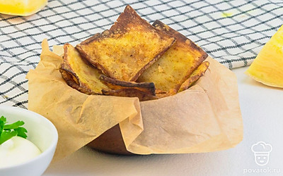 К готовым чипсам подайте сметанный соус на основ сметаны, мелко нарубленной свежей зелени, чеснока, соли и перца.