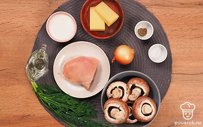 Подготовьте продукты для фаршированного блюда. Шампиньоны помойте. Аккуратно острым ножом срежьте ножки у грибов и достаньте мякоть. Ножки и мякоть грибов мелко порубите. Шляпки отложите. Почистите лук, мелко нарежьте. Порубите зелень. Сыр натрите на мелкой терке. Курицу отварите в подсоленной воде 25-30 минут. Готовое мясо мелко порежьте. Если пленка между ножкой и шляпкой повреждена, значит, грибы не первой свежести, покупать такие не стоит.