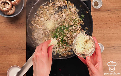 Подготовьте начинку. Обжарьте на сковороде на растительном масле ножки и мякоть шампиньонов 5 минут. Добавьте лук и продолжайте обжаривать 3 минуты. Добавьте нарезанную курицу и жарьте, постоянно помешивая, 10 минут. Добавьте в сковороду рубленную зелень, 30 г тертого сыра и сливки. Смесь хорошо перемешайте, посолите, поперчите, подержите на огне еще 5 минут.