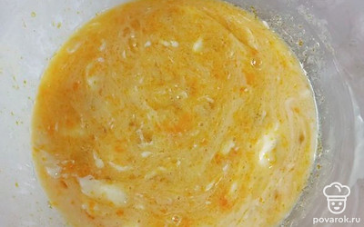 В отдельной посуде смешайте 90 грамм масло сливочного, одно яйцо и 40 грамм сахара.