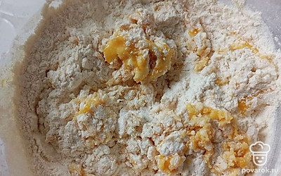 Добавьте 250 грамм муки, 10 грамм разрыхлителя. Перемешайте.