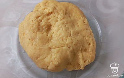 Соберите тесто в шар.